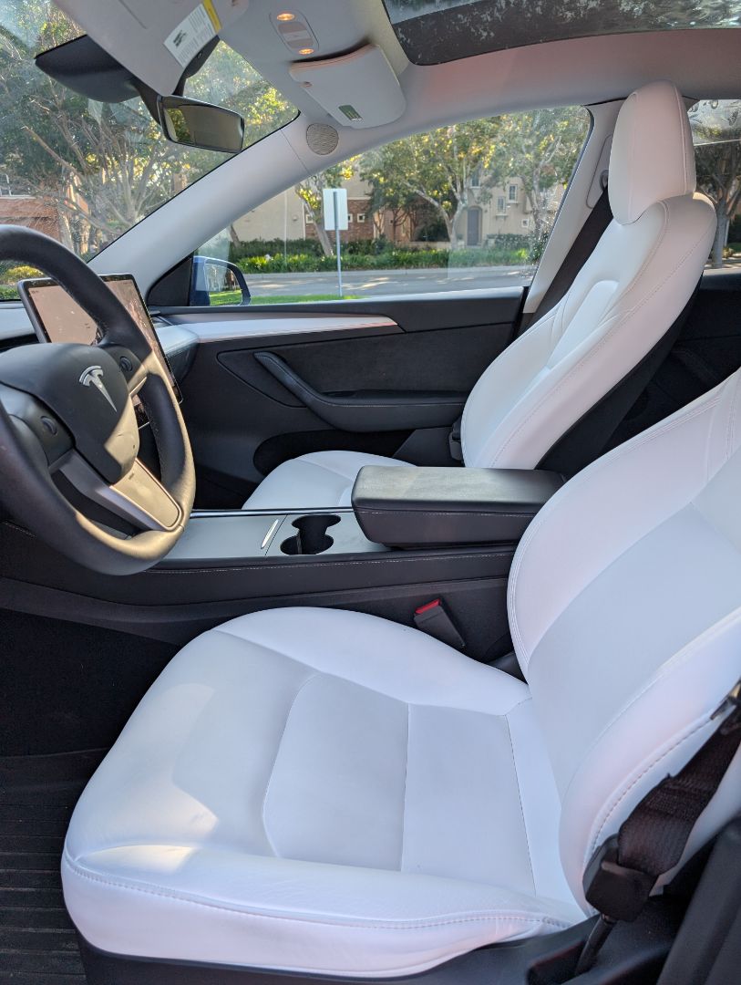 Tesla model Y 4