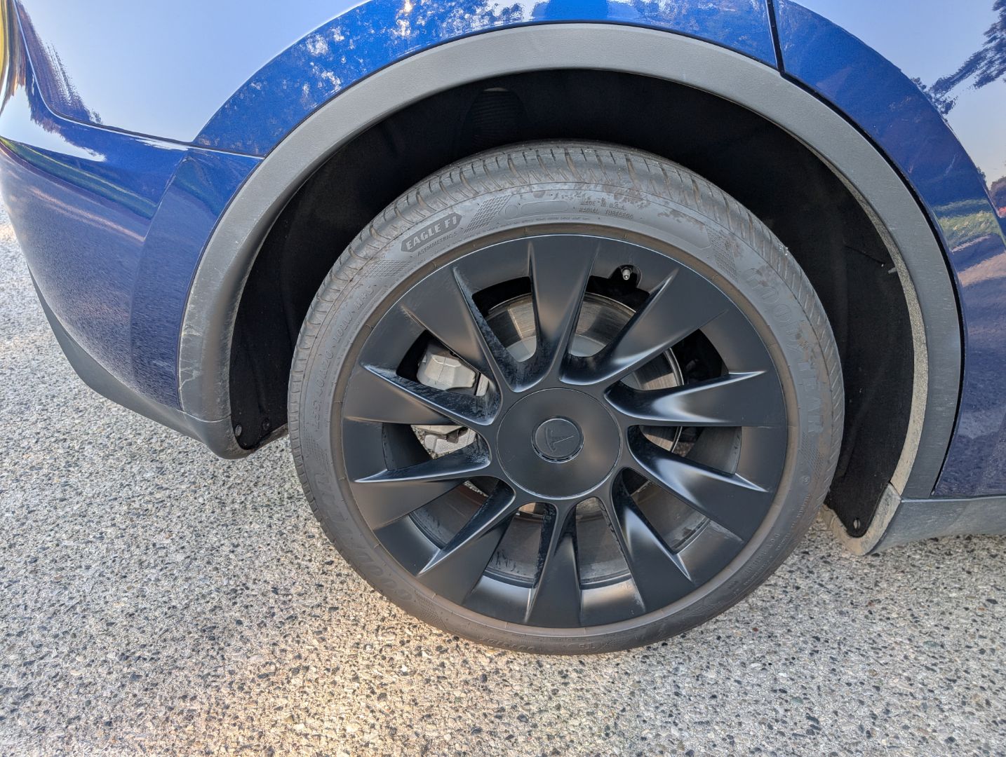 Tesla model Y 8