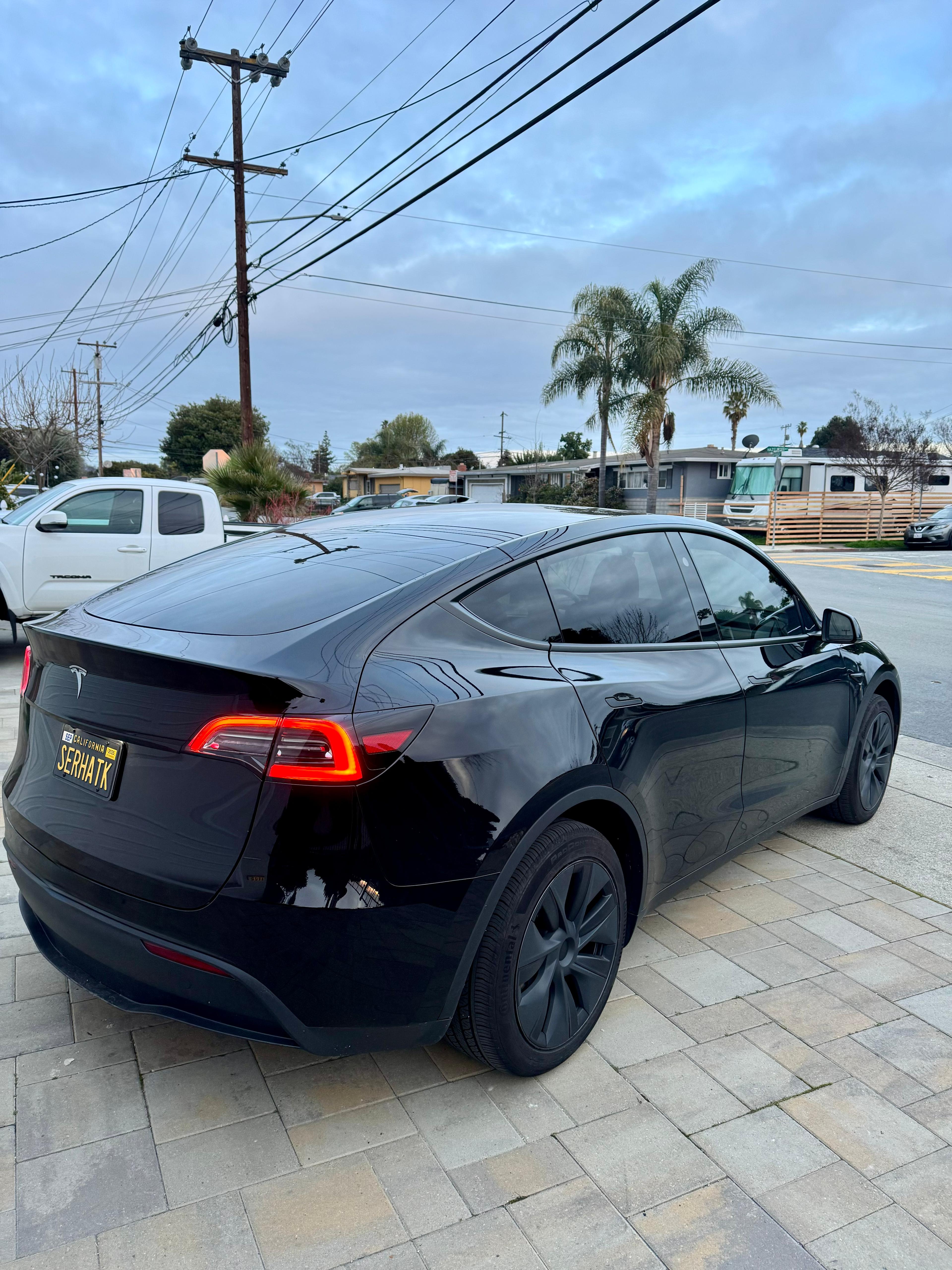 Tesla Model Y 4