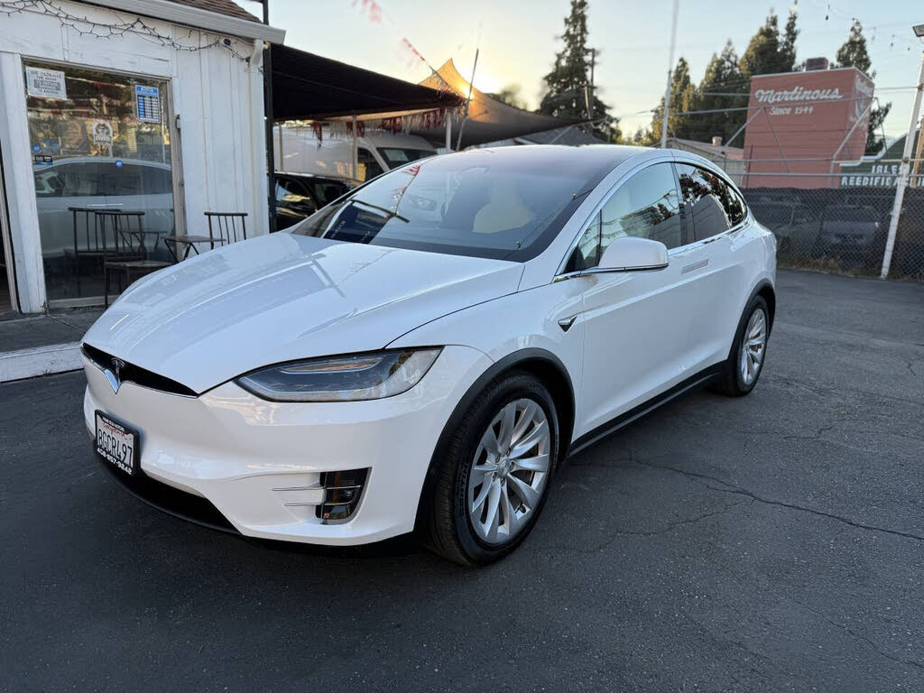 Tesla Model X 4