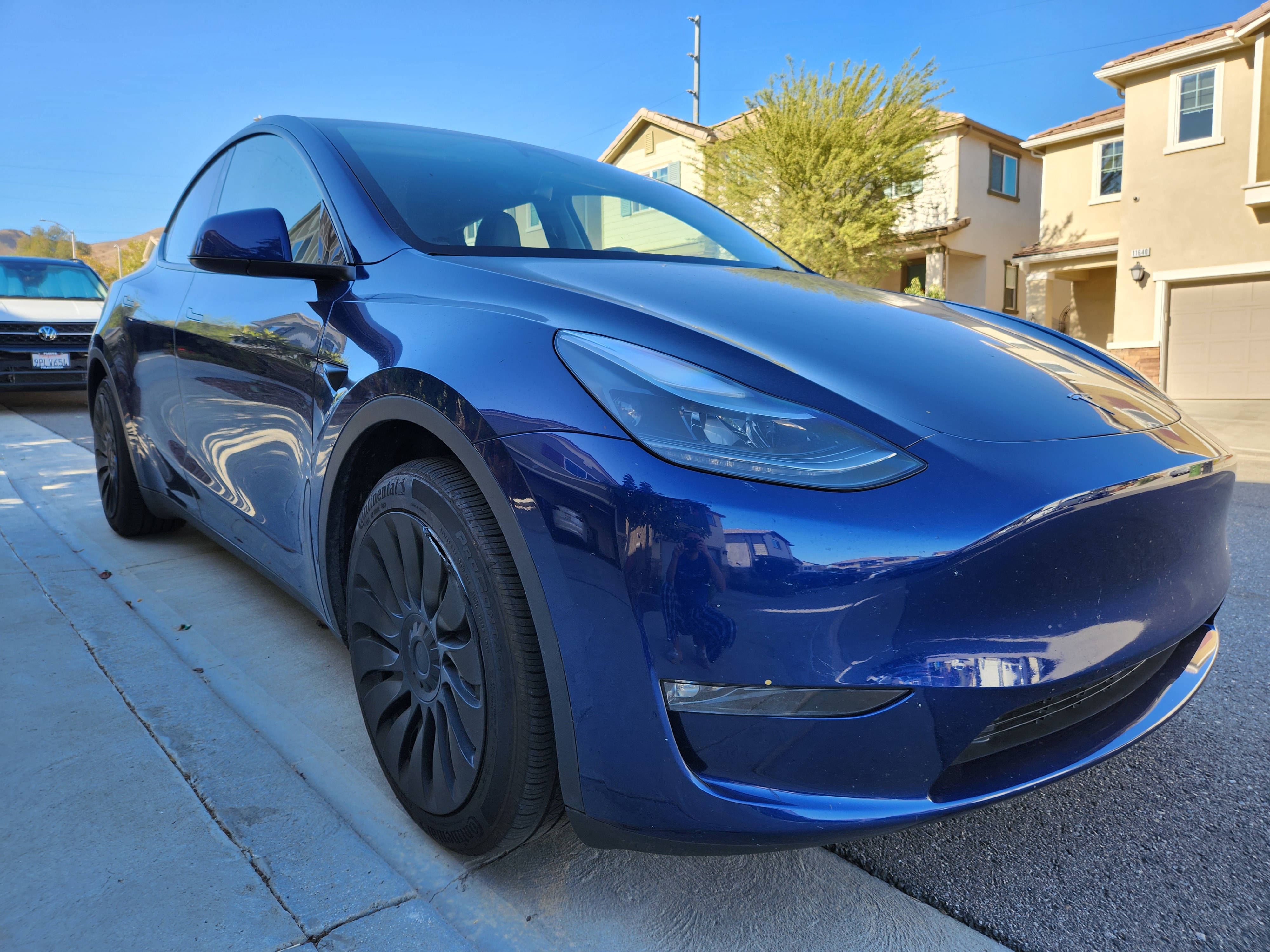 Tesla Model y 4
