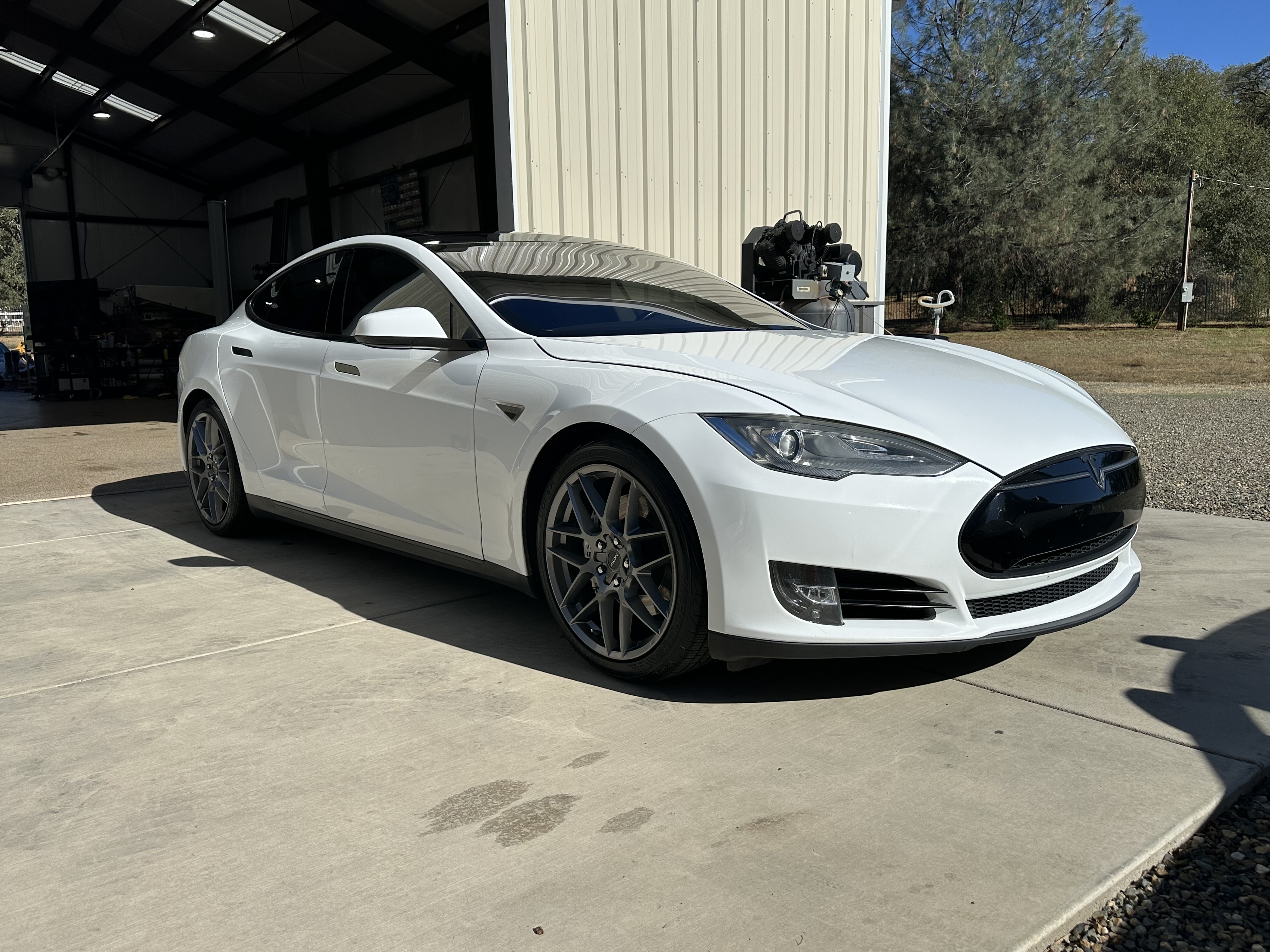 Tesla Model S 4