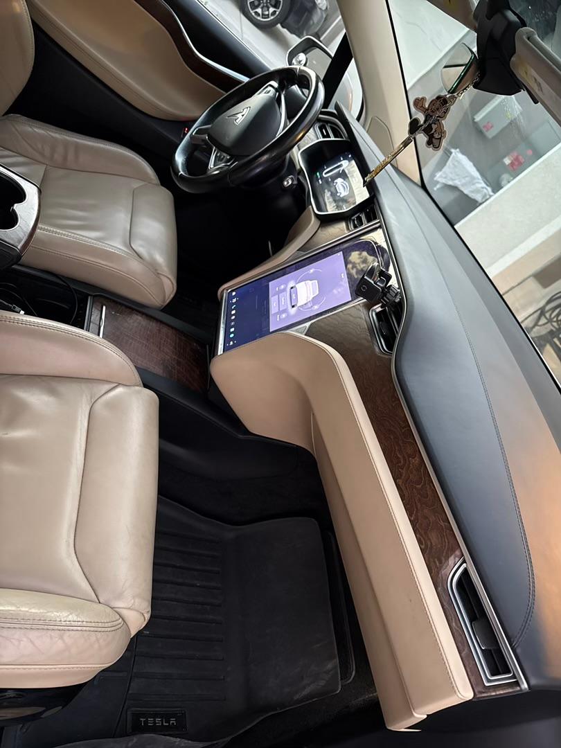 Tesla model X 75 D Free super charging 9